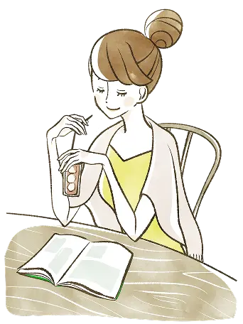 カタログをめくる女性